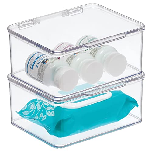 mDesign Juego de 2 cajas apilables para baño – Práctica caja con tapa para productos de belleza, medicamentos y toallas – Organizador transparente para guardar todo tipo de productos – transparente