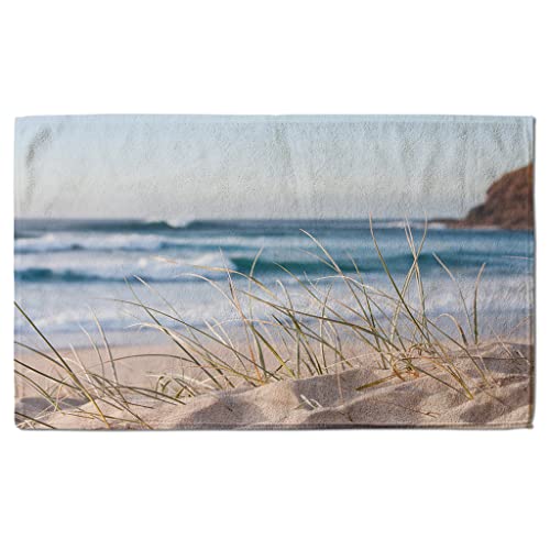 luz del amanecer en playa de arena blanca con hierba de duna en Australia con olas de surf turquesa del océano Pacífico (toalla de baño)