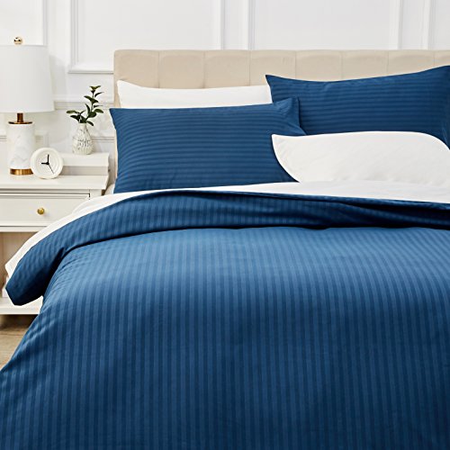 Amazon Basics - Juego de ropa de cama con funda nórdica de microfibra y 2 fundas de almohada - 200 x 200 cm, azul marino